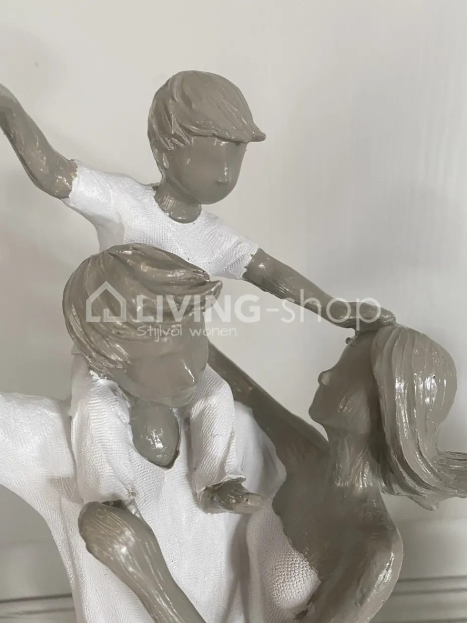 J-LINE Beeld familie met kind op schouder
