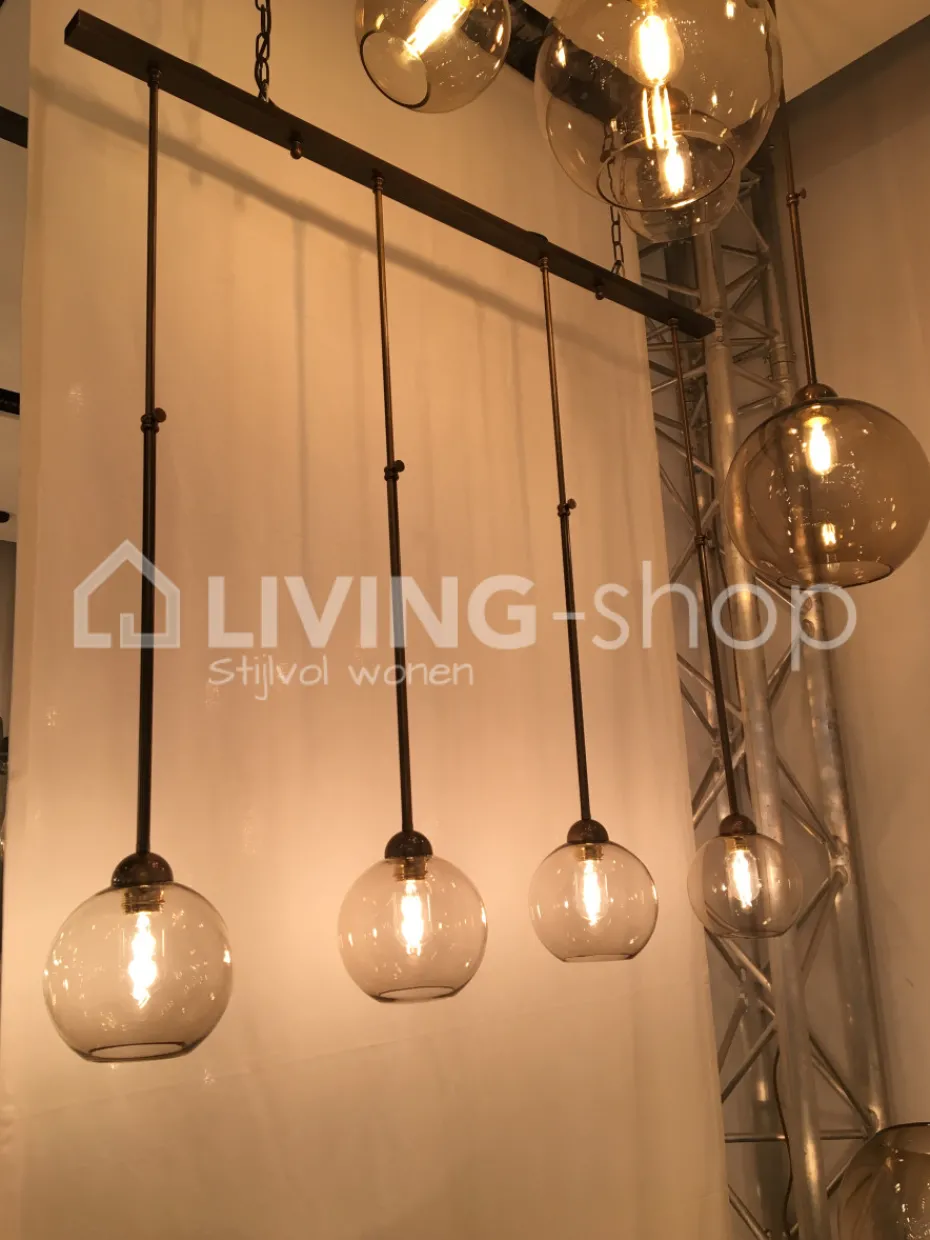 Verlichting online Hanglamp loft stijl met 4 glazen lampenkappen topaz
