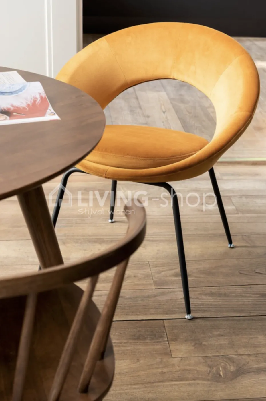 J-LINE stoel modern met ronde zitkuip oker velours