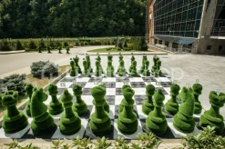 Schaakstukken tuinbeelden kunstgras