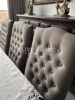 TIMELESS LIVING Taupe landelijke eetkamerstoel met knopen